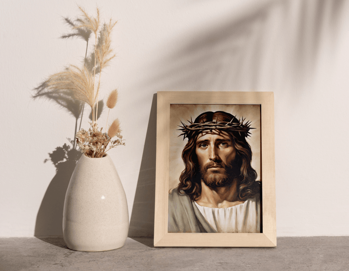 Wandbild von Christus mit der Dornenkrone, auf einem Regal neben einer hellen Vase mit getrockneten Gräsern
