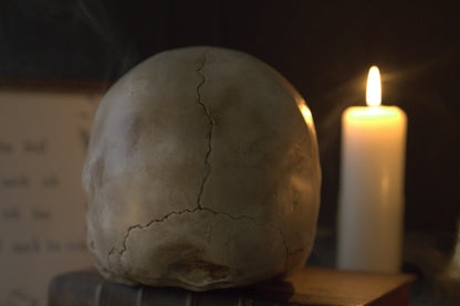 Lebensgroßer Totenkopf aus Kunstharz (handbemalt)