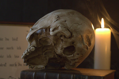 Lebensgroßer Totenkopf aus Kunstharz (handbemalt)