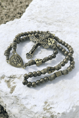 Handgefertigter Defensor-Ecclesiae-Rosenkranz aus dunkelgrünem 550 Paracord in Camouflage mit Metallperlen