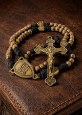 Handgefertigter Deus-Vult-Cruciata-Rosenkranz aus schwarzem 550 Paracord mit Metallperlen (10 mm), Länge etwa 54 cm inklusive Kreuz