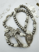 Handgefertigter Deus-Vult-Gladius-Rosenkranz aus silbergrauem 550 Paracord mit schweren Metallperlen und Jerusalemer Kreuz
