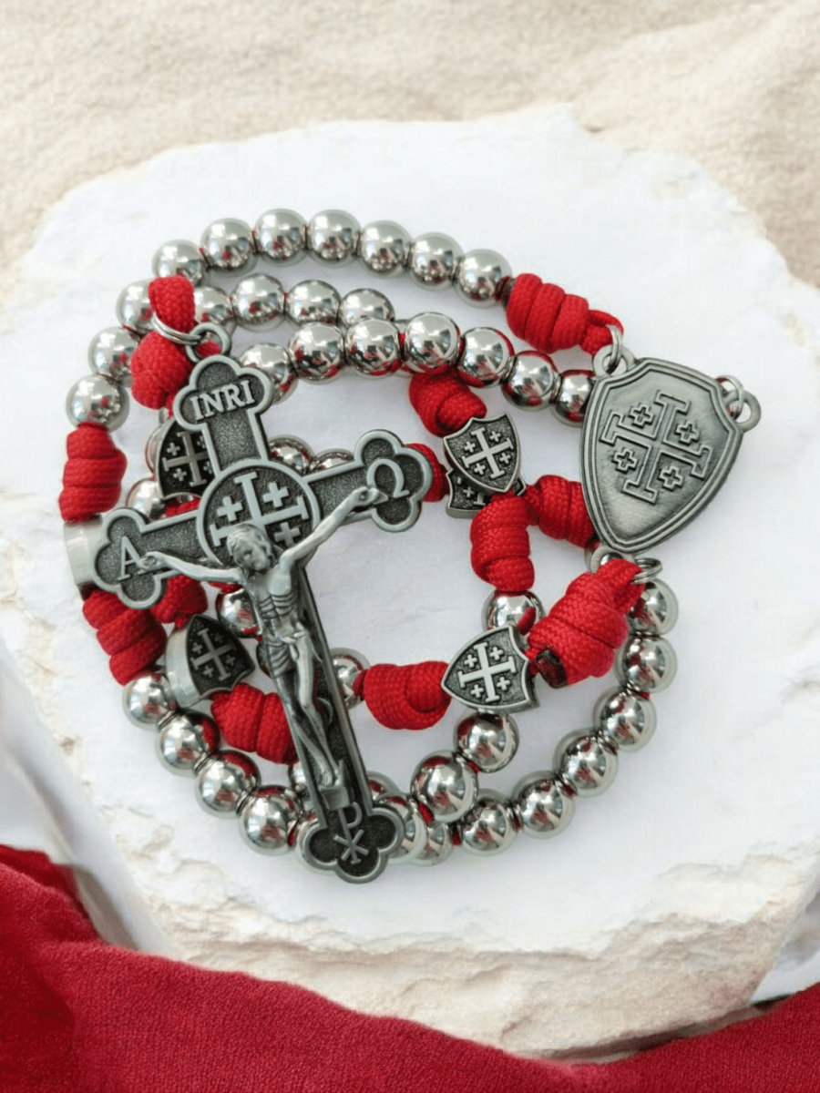 Handgefertigter Deus-Vult-Templer-Rosenkranz aus rotem 550 Paracord mit Edelstahlperlen (10 mm), Länge etwa 54 cm inklusive Kreuz