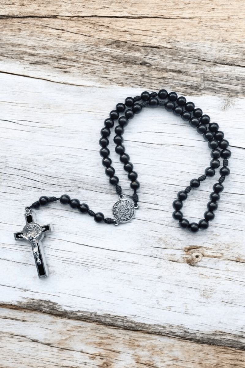 Handgefertigter Rosenkranz an schwarzer Kordel mit Perlen aus echtem Ebenholz (8 mm), Benediktusmedaille und Benediktuskreuz