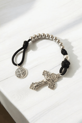Handgefertigter Fingerrosenkranz aus 550 Paracord in Silber und Schwarz, kompakt für die Hosentasche
