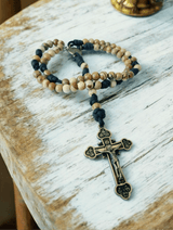 Handgefertigter Grab-Christi-Rosenkranz aus schwarzem 550 Paracord mit Steinperlen (10 mm), Länge etwa 51 cm inklusive Kreuz