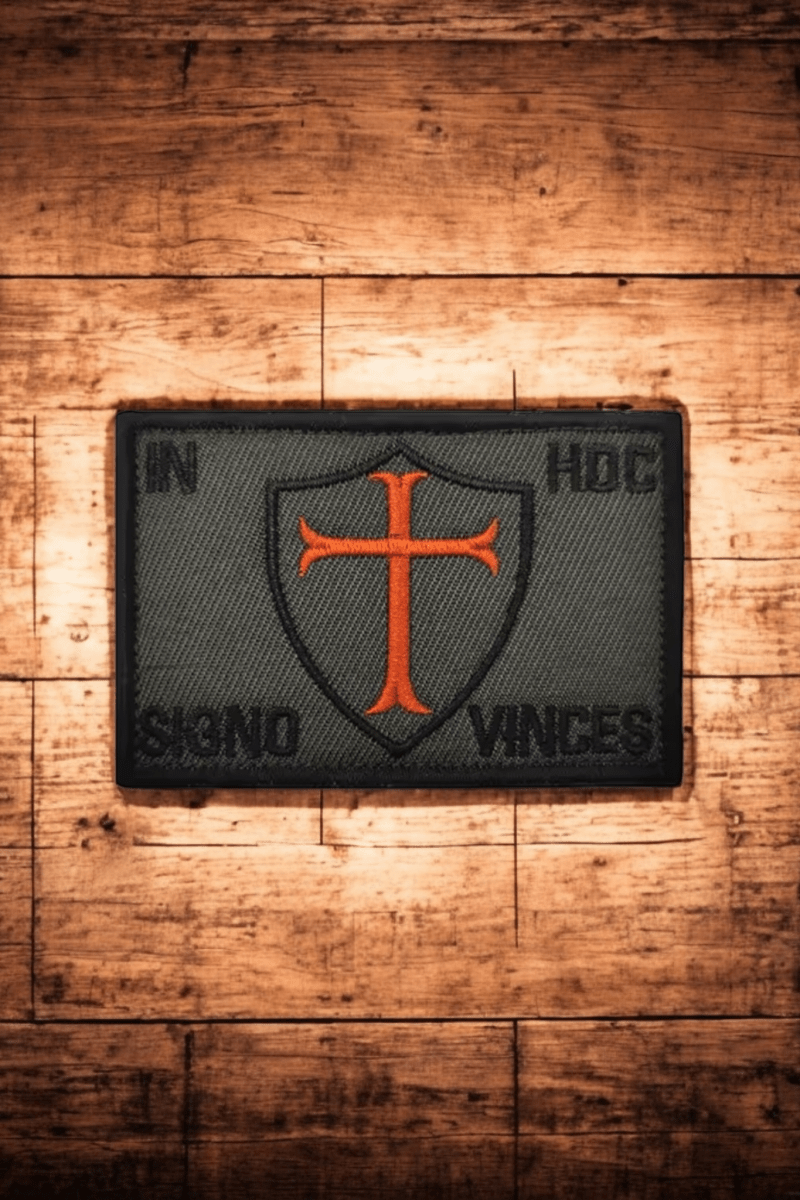 Aufnäher mit dem Schriftzug In Hoc Signo Vinces, 5 × 8 cm, mit Klett-Rückseite