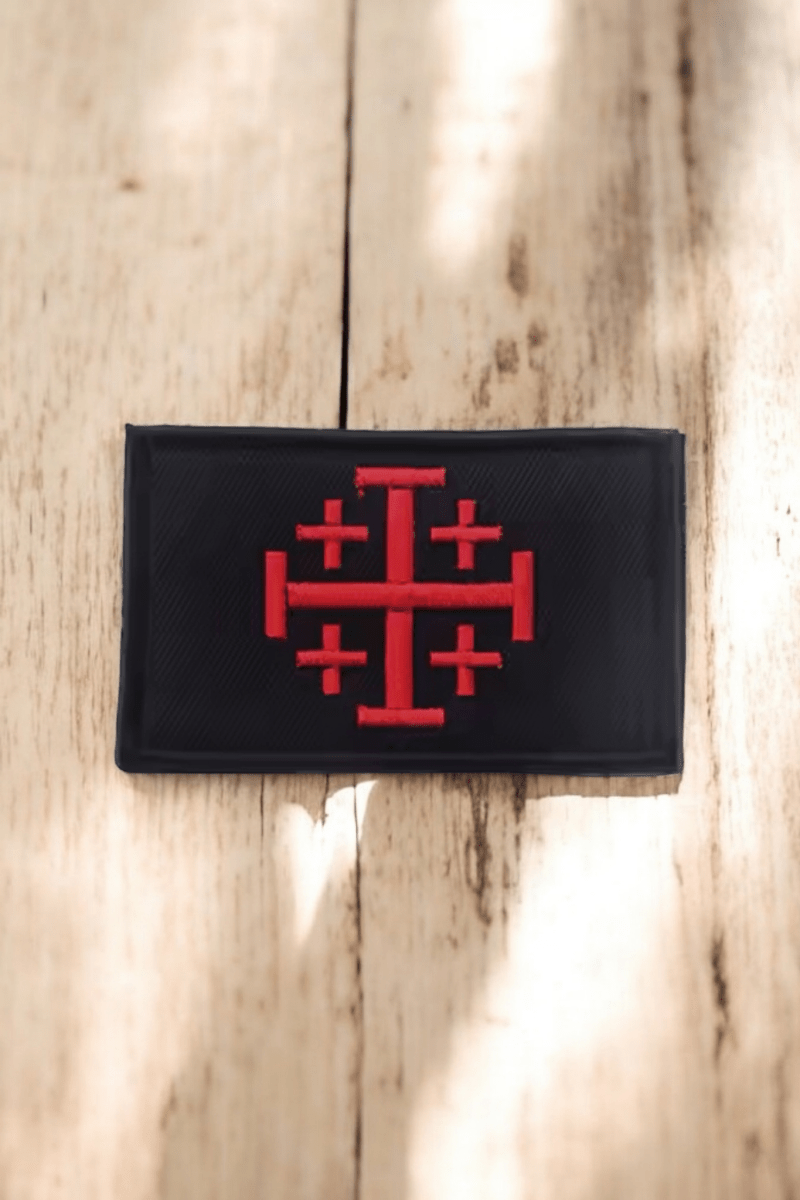 Aufnäher mit Jerusalemer Kreuz in Rot, 5 × 8 cm, mit Klett-Rückseite für Rosenkranztaschen und Ausrüstung