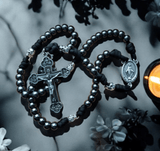 Handgefertigter Memento-Mori-Rosenkranz aus schwarzem 550 Paracord in Anthrazit und Schwarz, Länge etwa 55 cm inklusive Kreuz