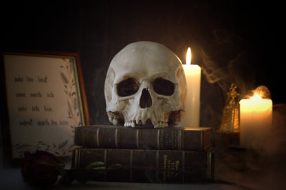 Lebensgroßer Totenkopf aus Kunstharz (handbemalt)