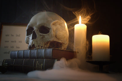 Lebensgroßer Totenkopf aus Kunstharz (handbemalt)