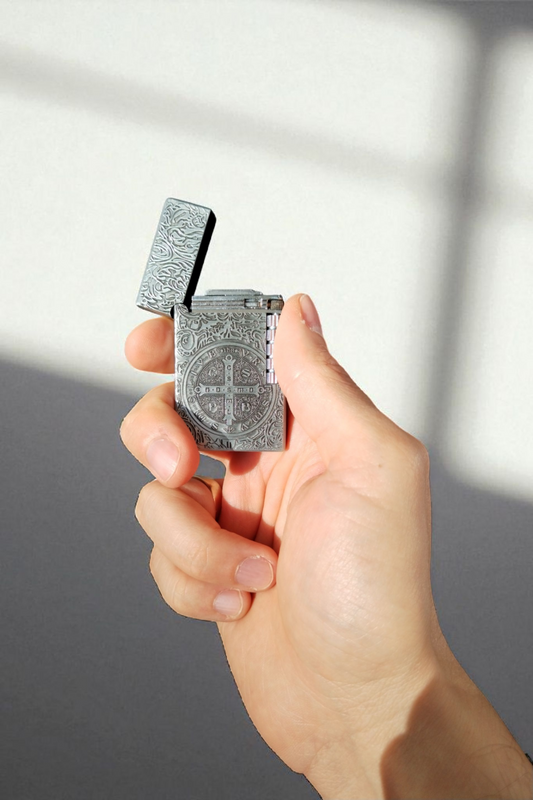 St. Benediktus Feuerzeug silber