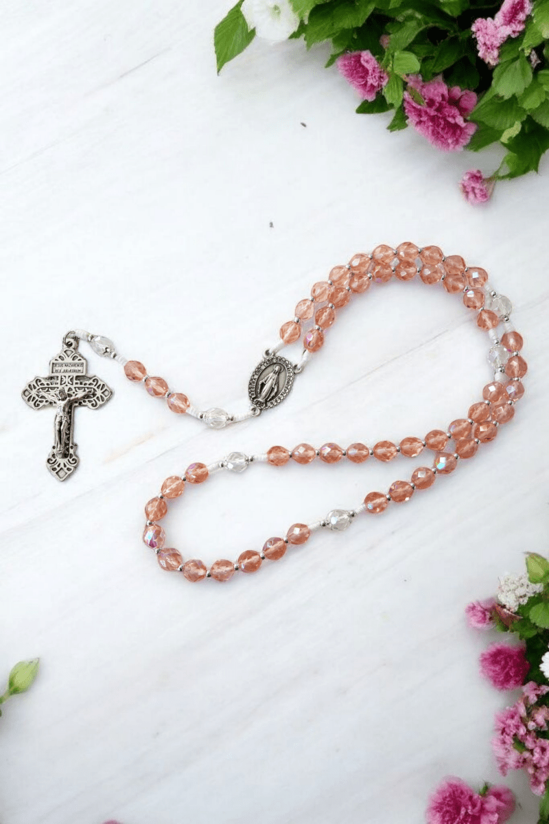Handgefertigter Rosenkranz an weißer Kordel mit pfirsichfarbenen Glasschliffperlen (8 mm)