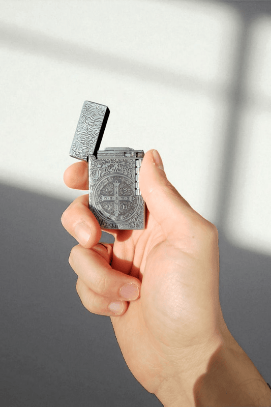 St. Benediktus Feuerzeug silber - MarcellusOnlineShop