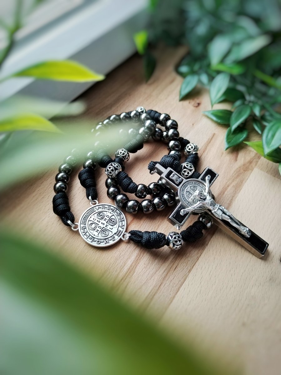 Handgefertigter St.-Benediktus-Rosenkranz aus schwarzem 550 Paracord mit anthrazitfarbenen Metallperlen, Länge etwa 56 cm inklusive Kreuz