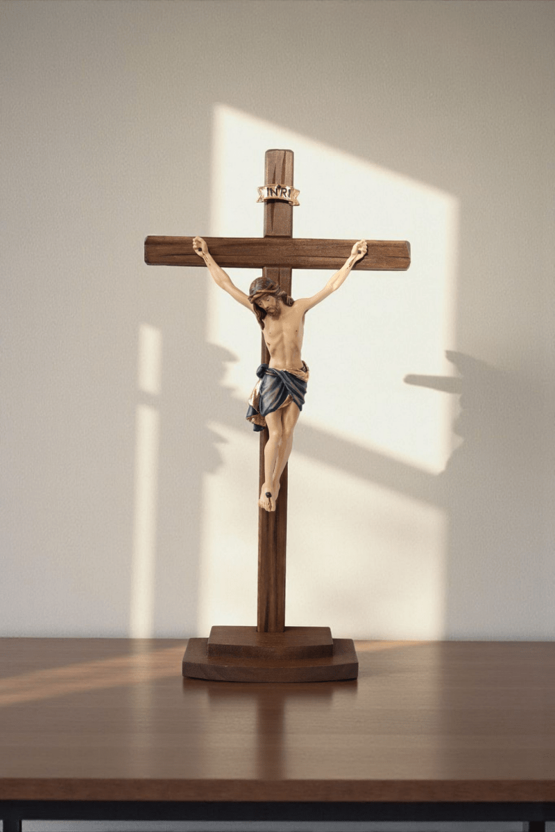 Handgeschnitztes Stehkreuz Siena aus Lindenholz, farbig handbemalt, Höhe 33 cm, Breite 15 cm, gefertigt in Italien