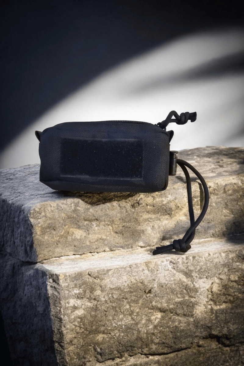 Robuste Rosenkranztasche in Schwarz mit MOLLE-Befestigung und Klettfläche, für große Paracord-Rosenkränze