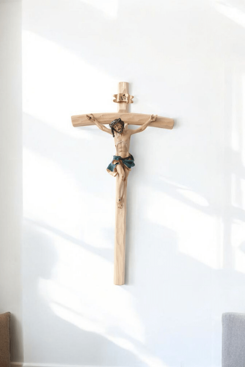 Wandkruzifix mit Holzkreuz und farbig handbemaltem Korpus aus Kunstharz, Höhe 35 cm