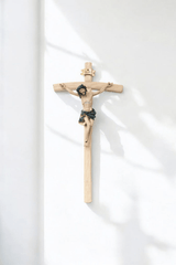 Wandkruzifix mit Holzkreuz und farbig handbemaltem Korpus aus Kunstharz, Höhe 55 cm